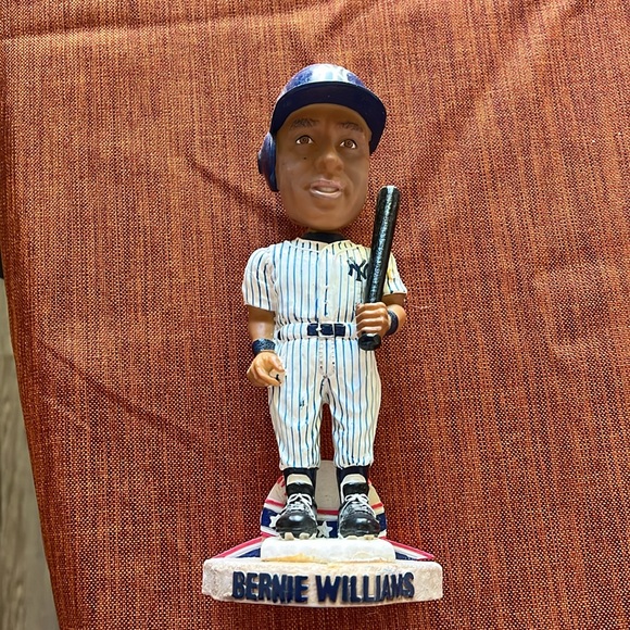 2 Yankees bobblehead - Picture 2 of 3